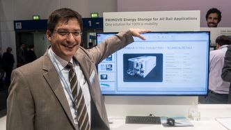 Batterimann: Markus Klohr er Bombardiers batteriekspert. Han mener at batterier er veien og gå og bemerker at det også er et svært batteri i konkurrenten Alstoms hydrogentog. Foto: ORV