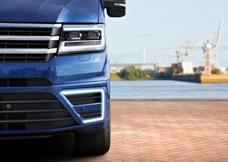 E-Crafter har fått samme design på dagtidskjørelysene som selskapets øvrige elbiler. (Foto: Volkswagen)