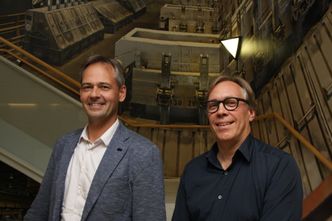 Hans Erik Vatne og Asgeir Bardal har jobbet med utviklingen av Hydros nye elektrolyseteknologi i over 10 år. Foto: Tore Stensvold
