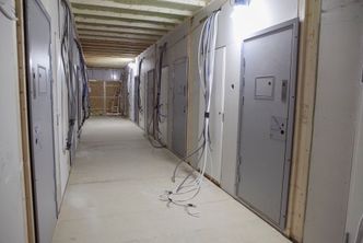 Fengselscellene kommer så godt som klare til bruk med både ferdigmalte vegger, ferdig gulv, stikkontakter og toalett. Foto: Mari Gisvold