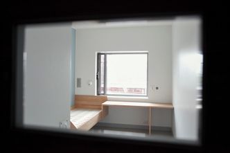 Fengselscellene på 12 kvadratmeter må bare kobles til strøm og vann før de kan møbleres og tas i bruk. Foto: Mari Gisvold