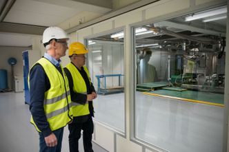 Prosessen med å spinne flytende glass til tynne Glava-tråder er noe av hemmeligheten bak en god isolasjon, og finner sted inne i det eneste lukkede rommet på Glava-fabrikken.