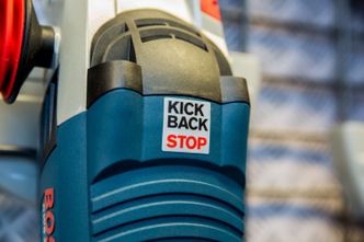 Se etter denne neste gang du besøker en TOOLS-butikk: Dette lille merket finnes på en del kraftverktøy, og det kan redde håndleddet eller enda viktigere kroppsdeler når uhellet er ute. Bilde: Story Labs