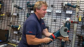 HMS-funksjoner kan komme i mange varianter. Her viser Gorm Nilsen fra Bosch en vinkelsliper med vribart håndtak, så anvenderen slipper å holde vinkelsliperen i unødvendig anstrengende posisjoner. I tillegg har den Kickback stopp-funksjon. Bilde: Story Labs