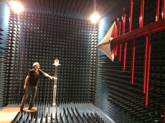 Cand. real Karl-Martin Gjertsen tester antenneegenskapene i sensorene i antennehallen ved NTNU i Trondheim. Foto: Disruptive Technologies