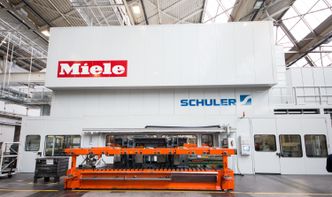 Mye av produksjonen foregår inne i lukkede maskiner. Kvalitetskontrollen er er derimot utført av både maskiner og mennesker.