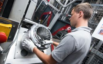 Inspiseres med strømpe: Finnes det feil i trommelen som kan skade tøy, avsløres det lettest med en strømpe som rakner lett.