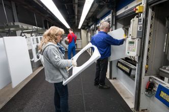 At kvaliteten holder høyt nivå kontrolleres av både mennesker og maskiner gjennom hele produksjonen.