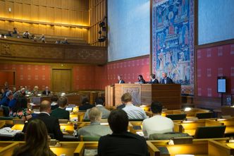Robert Steen (til v. på podiet) holdt onsdag sin første finanstale i Oslo rådhus. Bilde: Marius Jørgenrud