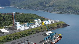 Skip til kai som henter ferdig rdusert jern fra DRI-verket. Blå linjer viser bånd for pellets inn til verket og ferdig prosessert ut til bulkskip. Foto: Naturgass Nord/Holbø Consulting