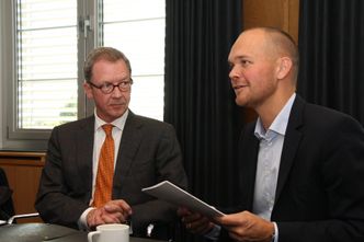 Idar Kreutzer, Regjeringens Ekspertutvalg for grønn konkurransekraft, mottok 5. oktober rapporten &quot;Sjøkart for grønn kystfart&quot; av Amund Drønen Ringdal fra Rederiforbundet. Foto: Tore Stensvold