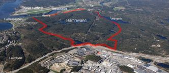 Boligområdet Hamrevann (markert med rødt) skal bygges øst i Kristiansand. Bilturen mellom Hamrevann og Kristiansand sentrum er på rundt 13 kilometer. Foto: Hamrevann AS