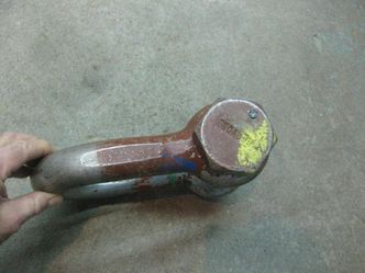 På sjakler som denne er ofte «ID-nummeret» et batchnummer, som hundre andre sjakler deler på. RFID-brikken (prikken med en liten «X») gjør det lettere å få et unikt sertifikat på hvert eneste sjakkel.