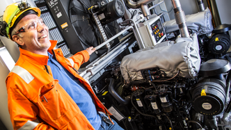 Kraftpakker: Disse dieselmotorene leverer kraft til hydraulikkpumpene fra Bosch Rexroth som driver broen, viser Anders Grindheim som er prosjektleder for bevegelige gangbroer på Marine Aluminium.