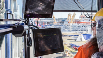 Topp moderne: De nyeste utgavene av gangbroene har lagt vekt på aktiv kompensering av bølgebevegelsene - systemet gir operatøren informasjon om tilkobling av broen via kameraer og operatørpaneler.