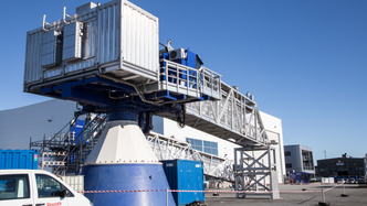 HPUen (Hydraulic Power Unit) befinner seg inne i maskinrommet, som er det containerlikende tilbygget på gangbroen. Maskinrommet leveres til Bosch Rexroth og hydraulikkpumpene installeres før det sendes tilbake til Marine Aluminium.