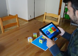 Spillet tar i bruk utvidet virkelighet med fysiske klosser. Foto: Konstantinos Boletsis, NTNU