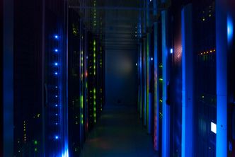 Nettskyens datasentre er toppmoderne maskiner, og på mange måter hjertet av det som skjer på Internett. Her fra Ateas datasenter «Dora», som leverer skytjenester fra en tidligere ubåt-hangar utenfor Trondheim.