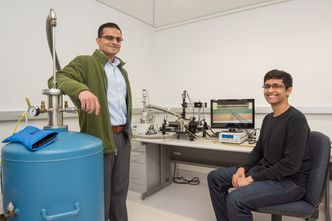 Professor Ali Javey (til venstre) og studenten Sujay Desai står bak den nye transistoren. Foto: Marilyn Chung/Berkeley Lab