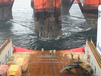 Når et offshorefartøy ligger på DP ved en rigg eller plattform, må den har «spinning reserve» - eller reservemotor i beredskap. Med nye regler, kan en batteripakke være en slik reservekraft. Foto: Viking Seatech