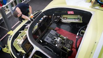 Utsikt ned i cockpit på norsk helikopter nummer fire, slik det så ut i oktober i fjor. Foto: Eirik Helland Urke