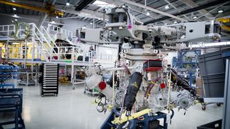 Slik ser hovedgirboksen på et AW101 ut. Dekket til med svart er de fire hydrauliske stagene tilhørende anti-vibrasjonssystemet. Foto: Eirik Helland Urke