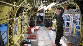 Det skal være cirka åtte kilometer elektriske kabler i et AW101. Her fra kabinen på den fjerde norske maskinen. Foto: Eirik Helland Urke