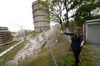 Kostbart sommel: Vår kunnskapsrike kommunale guide Camilla Edvinsson er skuffet over at den triste Gassklokke 4 ikke ble revet før bebyggelsen rundt proppet opp. Dermed blir trolig rivingen svært kostbar. Foto: Fredrik Drevon