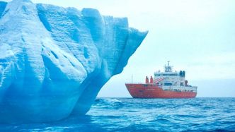 Forskningsfartøyet Akademik Treshnikov fra 2011 i Karahavet med isfjell i forgrunnen. Foto: Rosneft