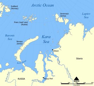 Frans Josef land ligger rett nordøst for Svalbard. Isfjell fra breene her kan nå fram til norske rigger i Barentshavet. Rosneft har øvd seg på å taue bort isfjell i Karahavet. Foto: Wiki Commons