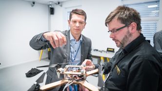 Konsernsjef Geir Håøy diskuterer droneteknologi med Jan Dyre Bjerknes. Foto: Eirik Helland Urke