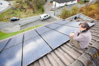 Simona Petroncini driver solcelleselskapet Solbære. Bilde:  Marius Valle