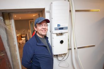 Mads Thomassen har fått installert et solcelleanlegg som fungerer selv om strømmen går. Foto: Marius Valle