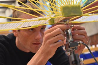 Sindre Habbestad med brukonstruksjonen i pasta. Foto: Universitetet i Stavanger