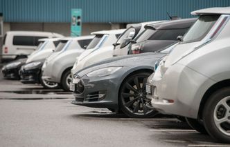 Parkeringsforskriften setter i utgangspunktet krav om at minst seks prosent av parkeringsplassene har mulighet for lading fra 1. januar 2018. Foto: Fredrik Varfjell / NTB scanpix