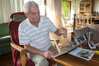 Sidevinkler: Per Olaf Lie har bygget en enkel modell som viser hvordan Getting there klarer seg i bratt terreng. Foto: ORV