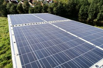 Selvladende: Prototypen har fått tak som både beskytter mot sol og regn,men som også gir plass til åtte kvadratmeter solpanel for å lade batterier eller gi strøm til andre formål. Foto: ORV