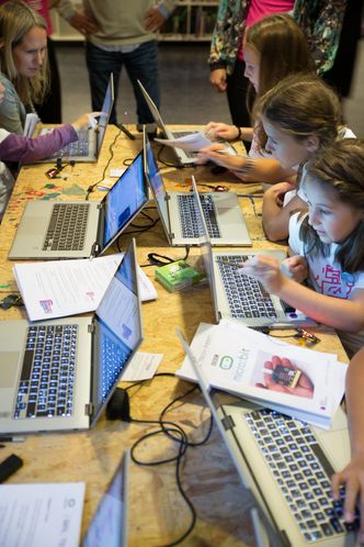 Koding på mikromaskinen BBC micro:bit, som tidligere er delt ut til en million britiske skolelever. Bilde: Marius Jørgenrud