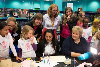 Oslos varaordfører Khamshajiny Gunaratnam (Ap) og statsminister Erna Solberg (H) fikk en omvisning på Girl Tech Fest. Her får de demonstrert et vandrende digitalt pinnedyr. Bilde: Marius Jørgenrud