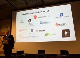 Jan Hjelle i KMD takket etatene som har bedt om råd. En overvekt av prosjektene som har fått hjelp av Digitaliseringsrådet er fra justissektoren. Bilde: Marius Jørgenrud
