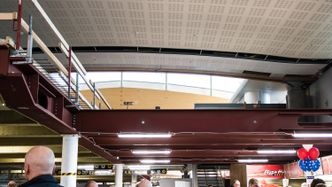 Etter siste avgang raser det ut folk og maskiner for å montere opp nytt stål – og de må være ferdige før passasjerene kommer tilbake.