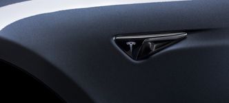 Bakoverseende kamera rett bak framskjermen. Foto: Tesla Motors