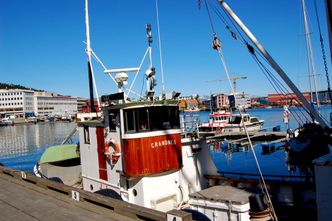 Sjark ved kaia i Tromsø. Her kan den bunkre diesel og få CO2-avgift og mineraloljeavgift refundert. Foto: Emil C. Fredhammer
