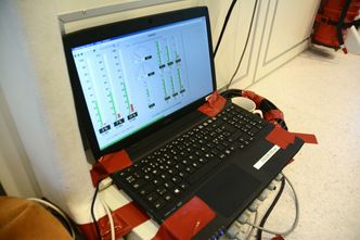 Skjermen viser målingene som blir utført på båten mens Statoil tester den. De måler bevegelsene i båten og sannsynligheten for at noen blir sjøsyke. Foto: Ina Steen Andersen