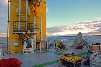 Reguleringssystemetsørger for at båten står mest mulig stille også når den legger til ved vindmøllen. Den kan legge til å signifikant bølgehøyde på over to meter. Foto: Ina Steen Andersen