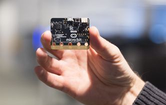 Systembrikken nRF51822 (så vidt synlig i øvre venstre hjørne) er bygget rundt en 32-bit ARM Cortex M0 CPU med 256kB/128kB flashlagring, samt opptil 32 kilobyte systemminne. Bilde: Marius Jørgenrud