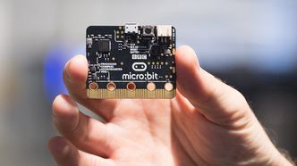 BBC Micro:bit er i ferd med å innta også norske klasserom, i hvert fall noen. Mikrodatamaskinen har norsk prosessor. Foto: Marius Jørgenrud