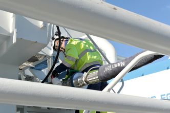 Slange for LNG-fylling kobles på manifold om bord i tankskipet Ternsund. Foto: Juha sinisalo/ Skangas