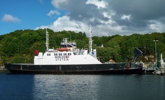 Hordaland fylkeskommune har gitt Fjord1 kontrakt på å drive Langevåg-Buavåg-sambandet fra 2018. Kravet til kapasitet er 40 personbilenheter (PBE). I dag går MF Utstein på ruta. Den er 57 meter lang, bygget i stål i Haugesund i 1975 og har plass til 36 biler. Foto: Tore Sætre/Wiki Commons