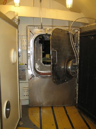 Mye av det NASA jobber med må testes grundig før det kan tas i bruk. Bak denne luken testes den nye romdrakten Z1. Bilde: Jacobs Technology and NASA